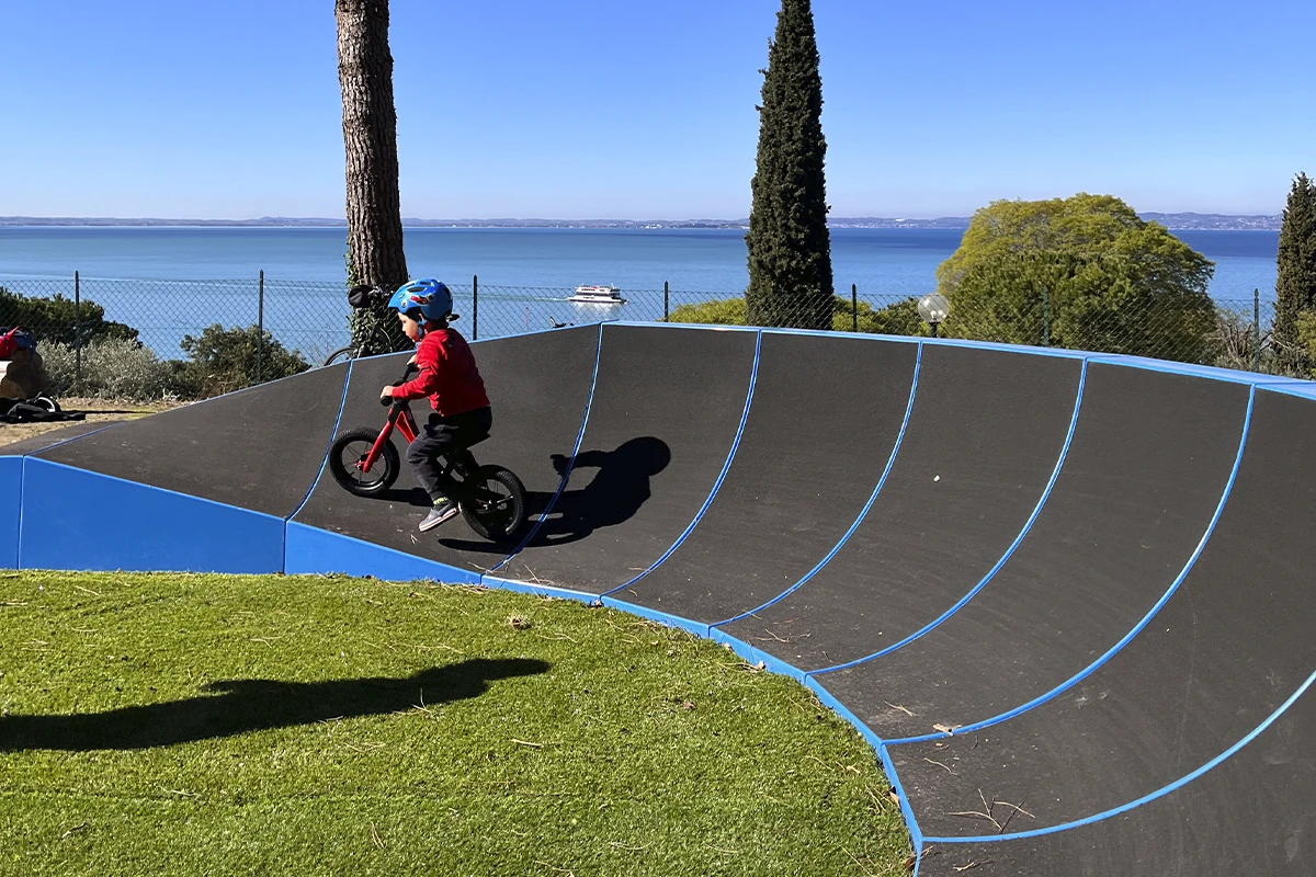 bambino con bicicletta all'interno della pista di pump truck
