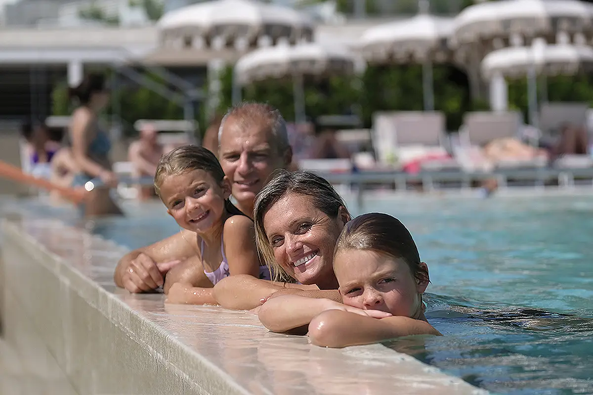 famiglia si diverte in piscina smeralda