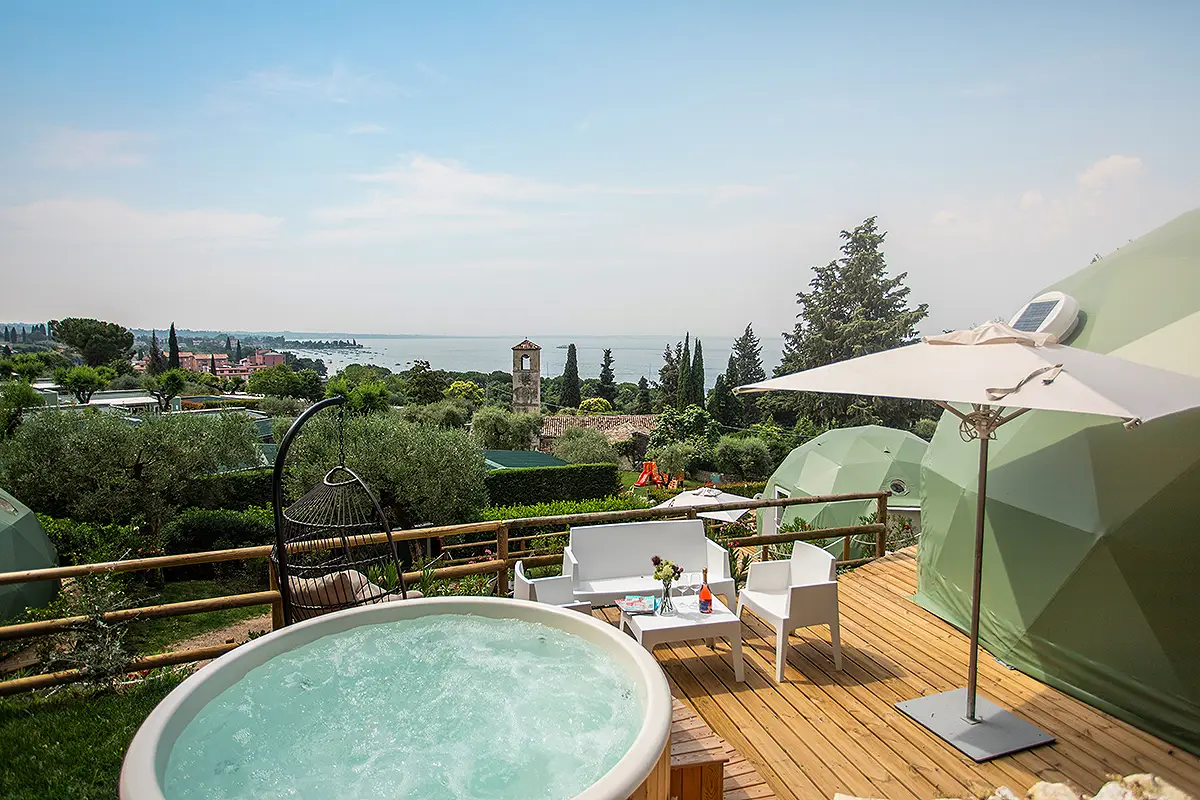Esterno della Geo Suite aquaglamping nel campeggio La Rocca sul Lago di Garda