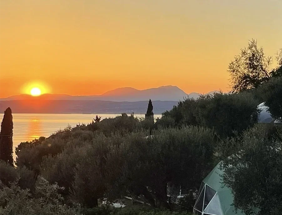 Glamping tramonto sul lago di garda nel campeggio la rocca