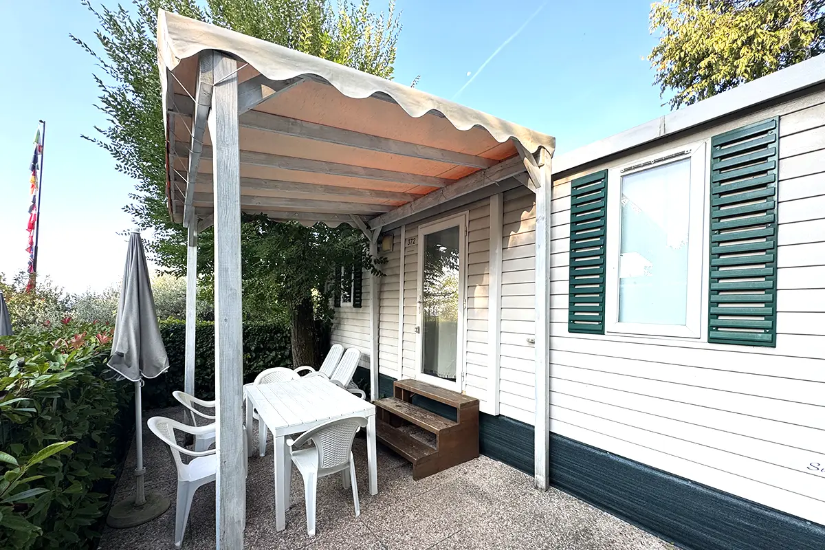 maxicaravan charme 2 vista dall'esterno camping la rocca lago di garda